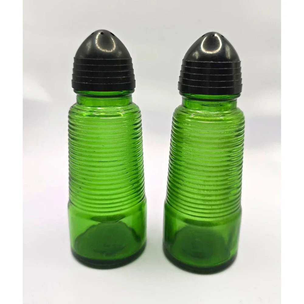 Vtg Owens-Illinois Green Depression Glass Salt Pepper Shaker Set Ribbed Lids